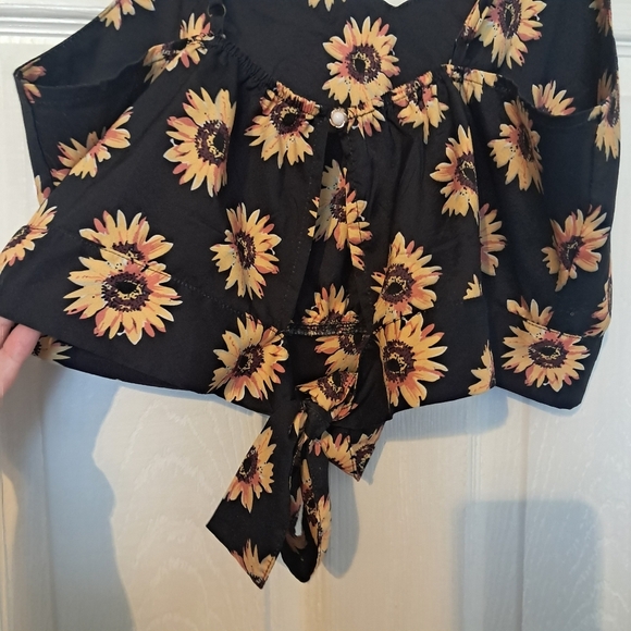 💰Sunflower Print Black Crop Top - Picture 2 of 7